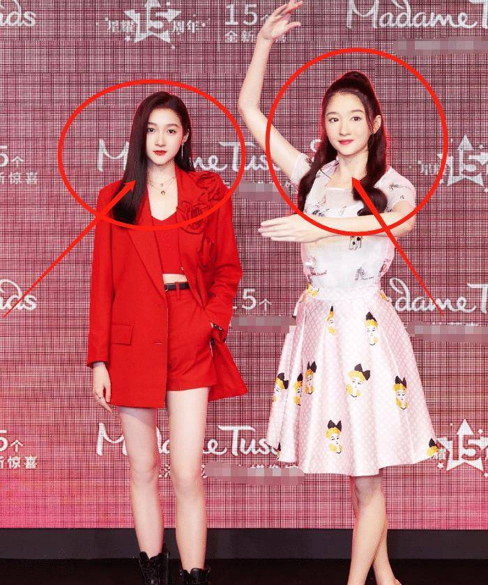 关晓彤|关晓彤看到自己的蜡像 笑到扶门站不住