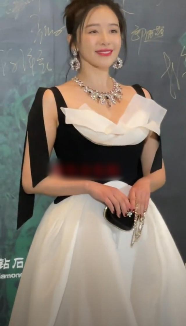 海陆|娄艺潇挑战古装，阚清子胸前开花，海陆丰腴腰肢，女星红毯有意思