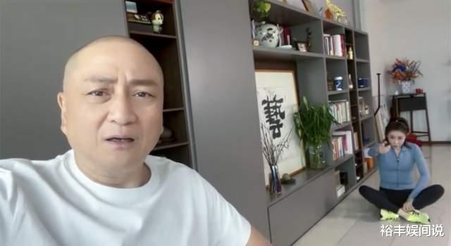 汤镇业公开夫妻日常生活！小25岁娇妻皮肤白身材好，豪宅装修简单