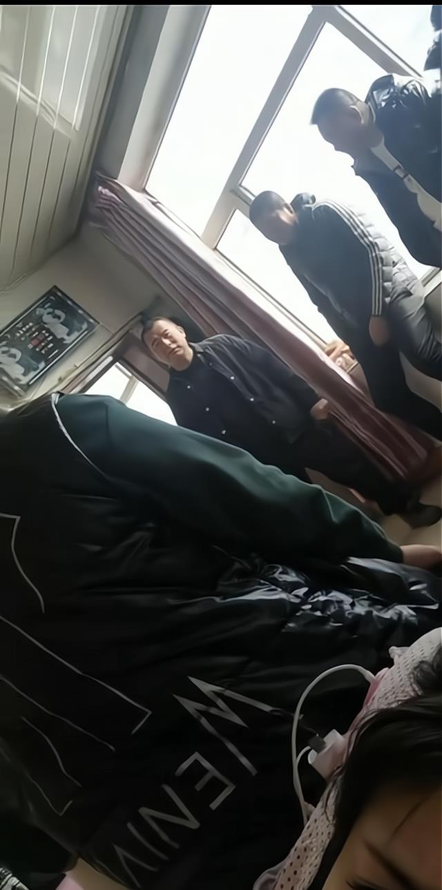 大型社死现场!内蒙古女子大年初一早上没起床,被一群男人围观