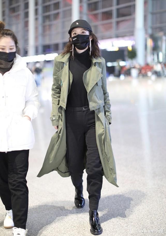 李沁|李沁身材虽然小,但穿假两件风衣还挺有气势,看出了成熟感
