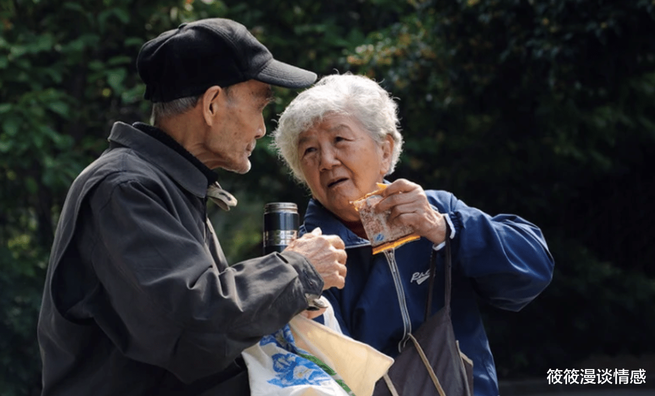 立秋|面对女牌友的投怀送抱,66岁大爷:我是老了,但不糊涂