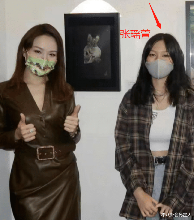 张学友|张学友17岁小女儿首露脸！穿背心身材有料，可惜没继承爸妈高颜值