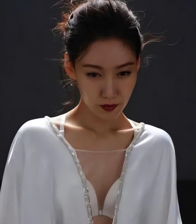 高露|演员高露:中年翻红,嫁直男圈外丈夫,婚后儿女双全幸福美满