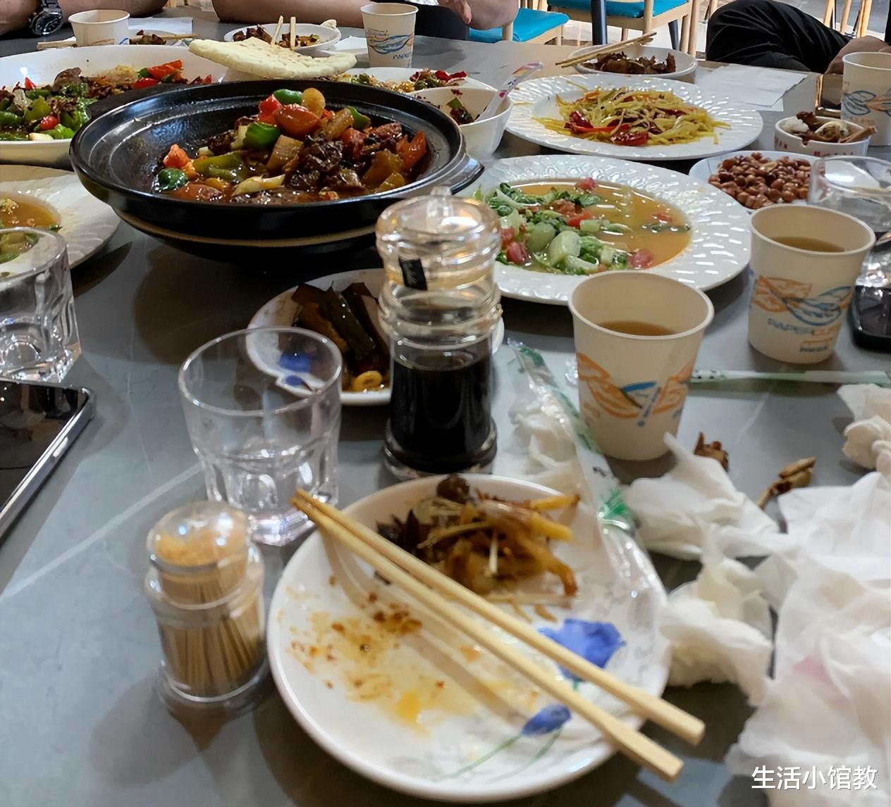 今天给老爸送去了2箱光瓶酒,被老妈看到后,骂我抠门,买劣质酒给父亲喝,弄清楚后,直夸我