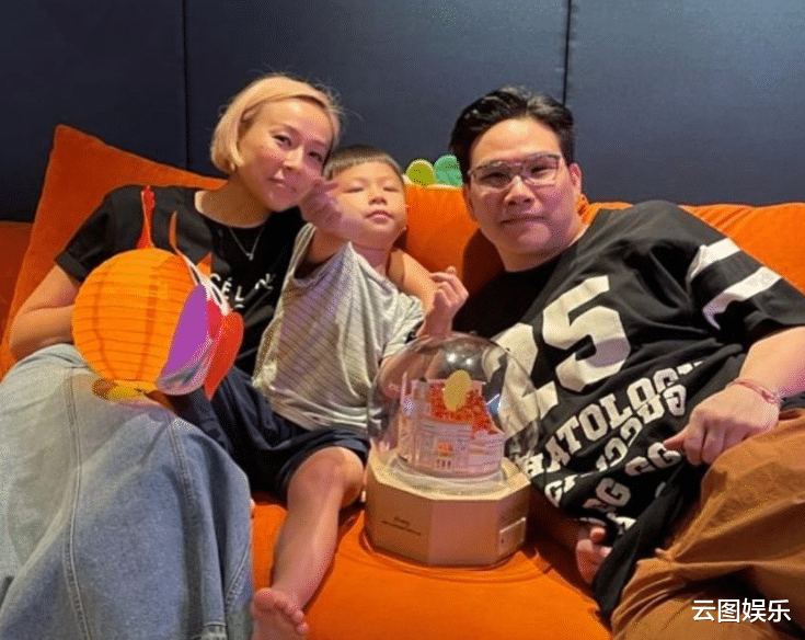 影帝|叶童携老公参加富豪聚会！满头白发变化大，喝到满脸通红嘟嘴卖萌