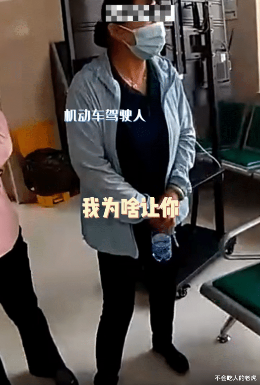 太搞笑!女子骑电动车闯红灯,反问交警司机问啥就没有责任,最后处理结果亮了
