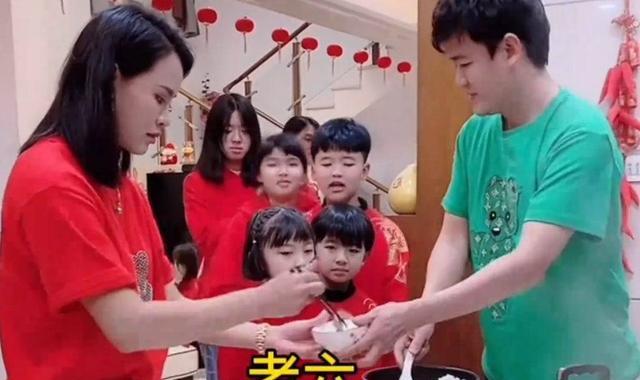女子生下7个孩子,压力山大却很快乐,坦言不想浪费优良的基因