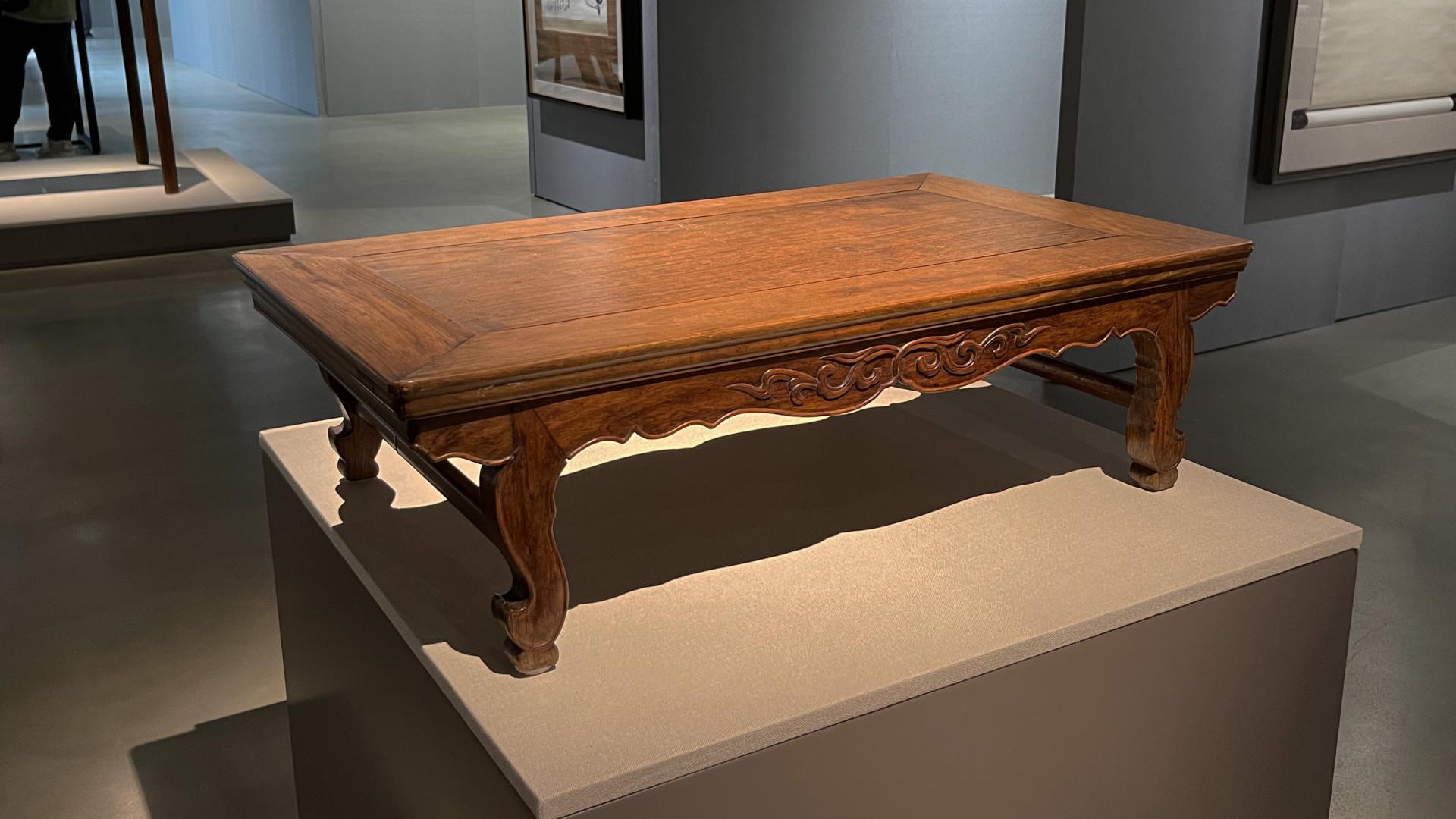 |底部干净整齐，黄花梨插肩榫炕案64.4万成交