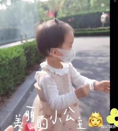 苗苗|苗苗坐月子期间晒娃,女儿梳着洋葱头,皮肤白皙单眼皮抢镜