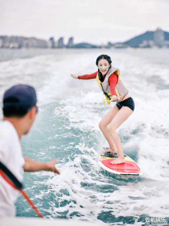 佟丽娅|佟丽娅二月二分享冲浪美照，身材纤细惹人羡，笑容迷人甜如初恋