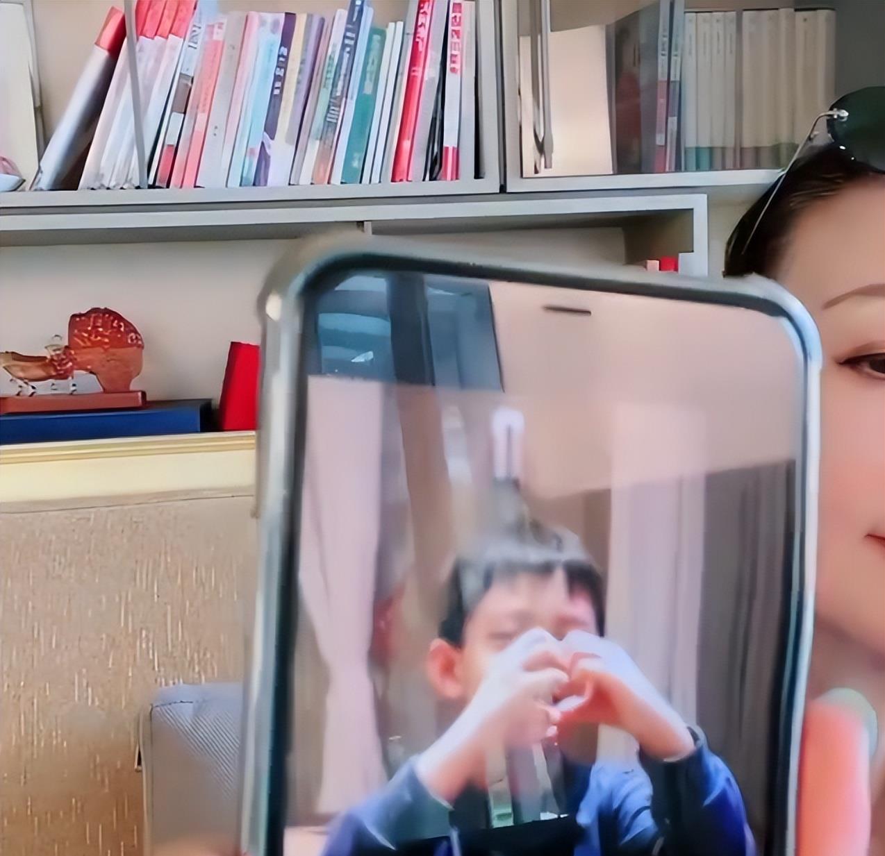 大S|大S儿子正脸首曝光!豪宅内给奶奶比心卖萌,五官和汪小菲一个样