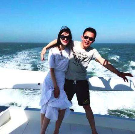 侯勇|55岁侯勇携小20岁娇妻吃快餐！女方圆润迷人，素颜出镜显自信