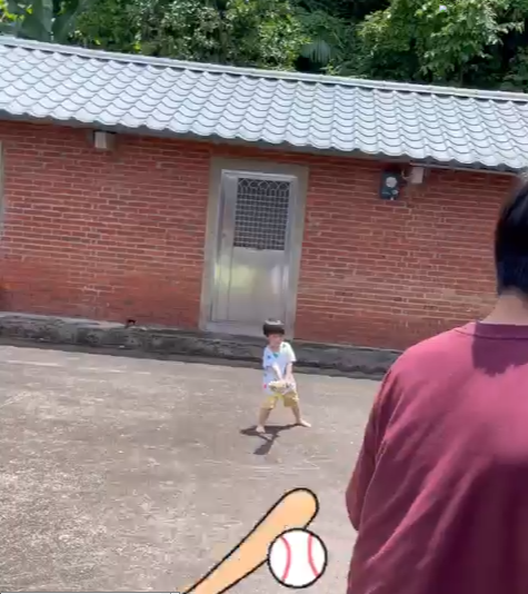 江宏杰|江宏杰带儿女回老家，庭院里打棒球搭泳池欢乐多，斑驳地板太抢镜