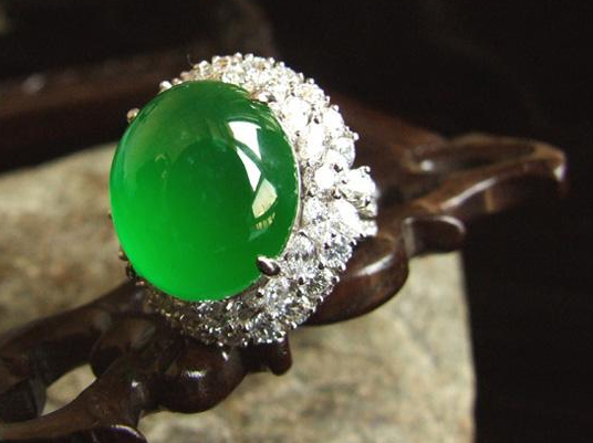 翡翠|年轻人不喜欢翡翠,是因为饰品比较老气吗?主要还是因为没有钱