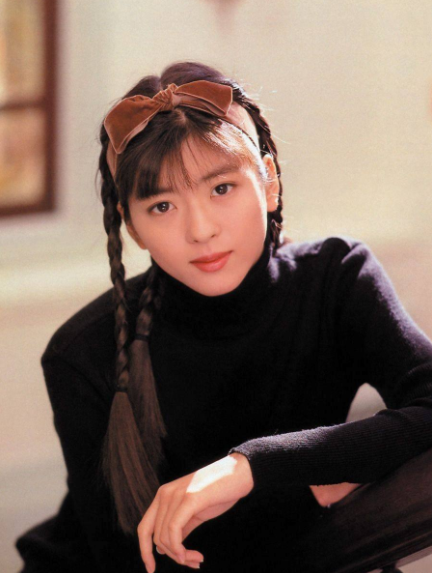 中山忍|49岁中山忍近照曝光，拍完《精武门》后单身25年，至今迷恋李连杰