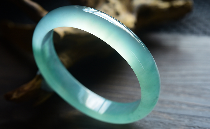 翡翠手镯|翡翠手镯具有百变的特性，深受女性喜爱，会促进自己血液循环