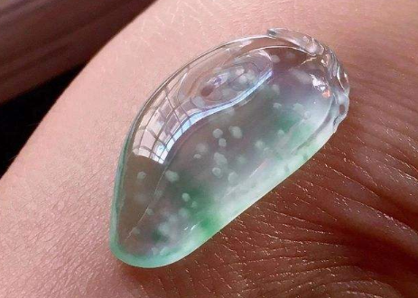 翡翠|翡翠种类众多,雪花棉翡翠受争议,看如今的市场价值。