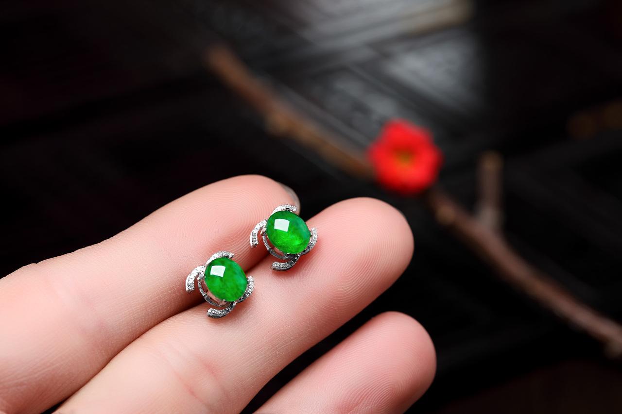 翡翠|翡翠饰品多种多样，哪种样式的饰品，值得我们收藏呢？