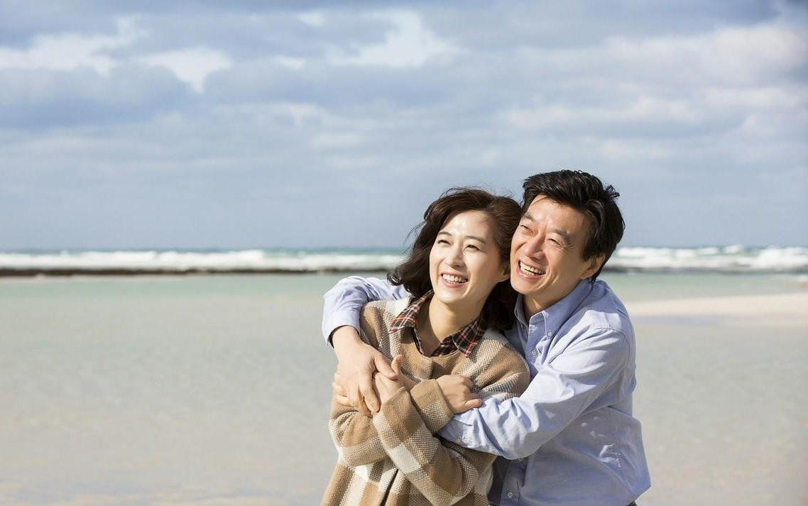 70岁母亲摔折腿,老大接她住自己家8年,母亲临终弟妹给大哥房子