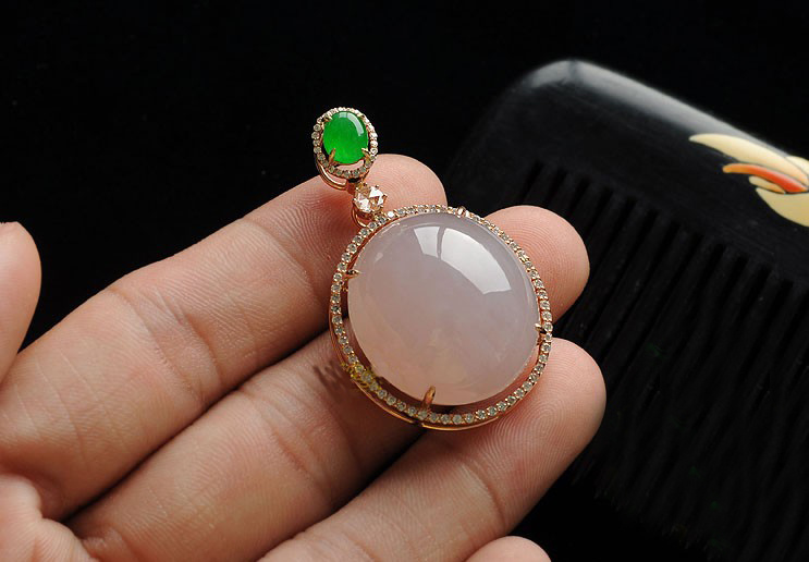 翡翠|有些翡翠的颜色,非常的明艳,那它的收藏价值一定高吗?