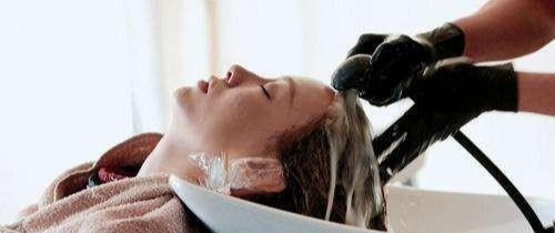 洗发水 洗发水并非越贵越好，高露分享的国货洗发水，用后头发蓬松了，“掉发”也减少了