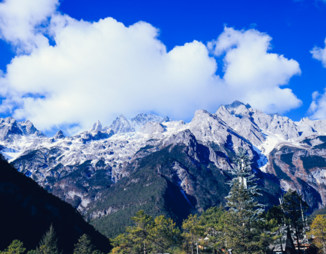 云南|来到云南不能错过的四个景点，玉龙雪山如同仙境，热带雨林太壮观