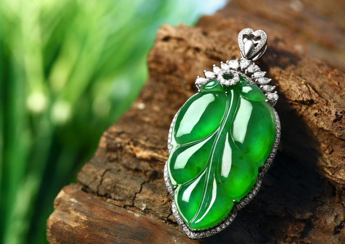 翡翠|玉石和翡翠那个更养人？你知道确切的答案吗？这个问题很难回答