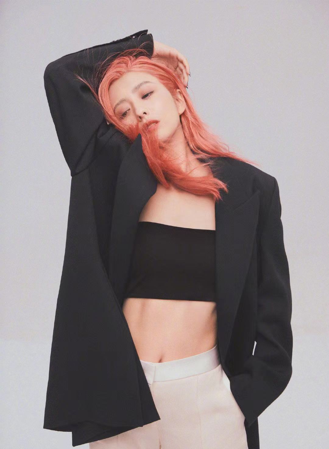 佟丽娅|佟丽娅韩系风,西装配抹胸,太让人惊艳