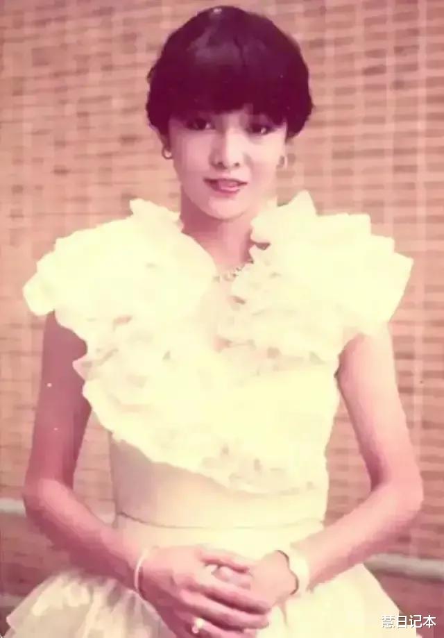 郑裕玲|65岁的郑裕玲太惊艳了！穿着红色的紧身晚礼服主持了2022年港姐比赛