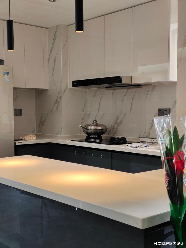 125平现代简约风格,全屋无主灯设计很时尚,进屋就被鞋柜迷住了