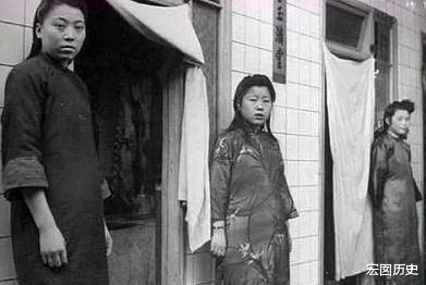 京城“八大胡同”的女子真实照片:一个个倚着门框,等着客人上门