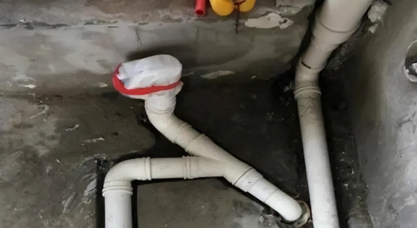 业主自夸下水管处理得很巧妙,而邻居看到直说:你问我了吗?