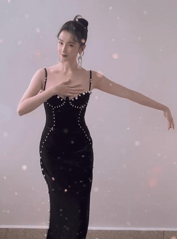 陈小纭|陈小纭“跳舞照”，在无瘦腰滤镜下，这腰围真实存在吗？