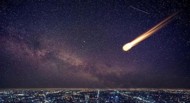 俄罗斯夜空一道闪光划过,大火球凌空爆炸发出巨响,究竟是什么?