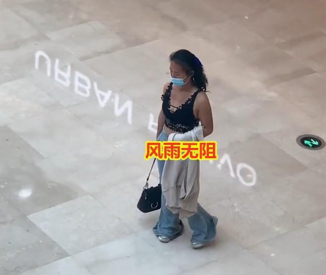 河南痴情女子每天穿同样衣服去同一商场,知情人:她在这等5年了