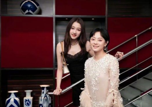 杨丽萍|孙俪晒与关晓彤合照，时隔18年再同框，一个美丽动人一个气质优雅