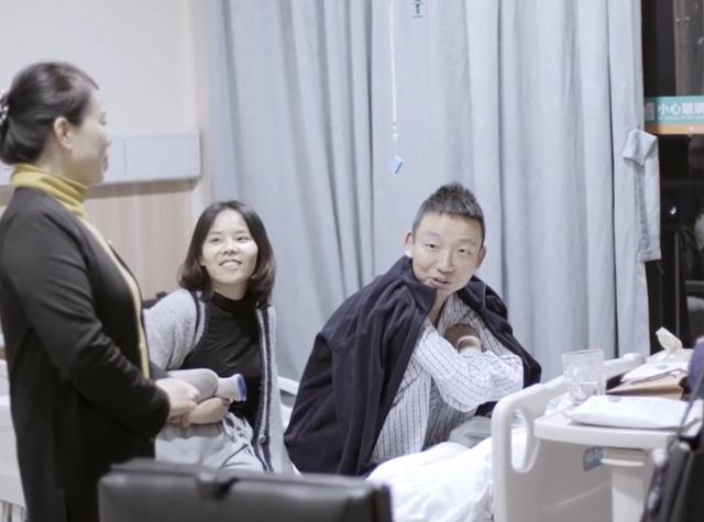 新蝙蝠侠|姚策去世周年将至，老郭向老杜献花，许妈黑衣加身诵读《爱莲说》