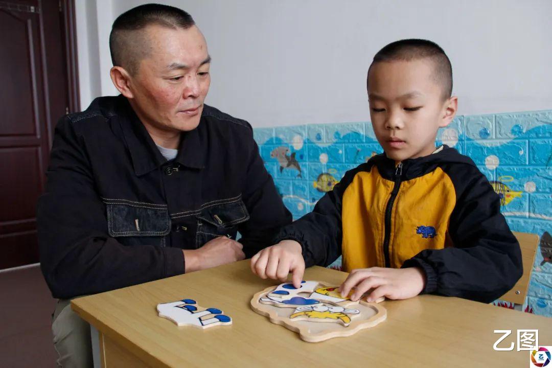 帅气男孩频繁发烧爷爷没重视,一年后爸爸回家发现不对劲为时已晚