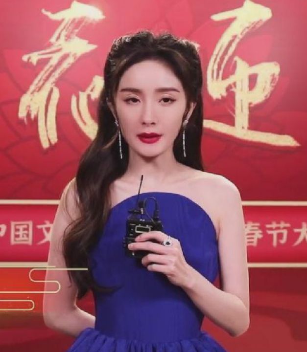 杨幂|杨幂新电影开机，穿北电羽绒服低调现身，笑容僵硬山根显粗