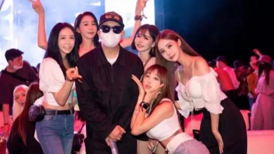 大S|老具做完财产公证3天，晒比基尼美女合照疑泄愤，大s哭问自己算啥