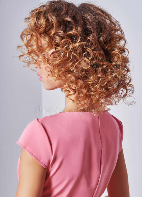 水果 短发怎么烫不显老？齐肩卷发像大妈，微卷短发显年轻.