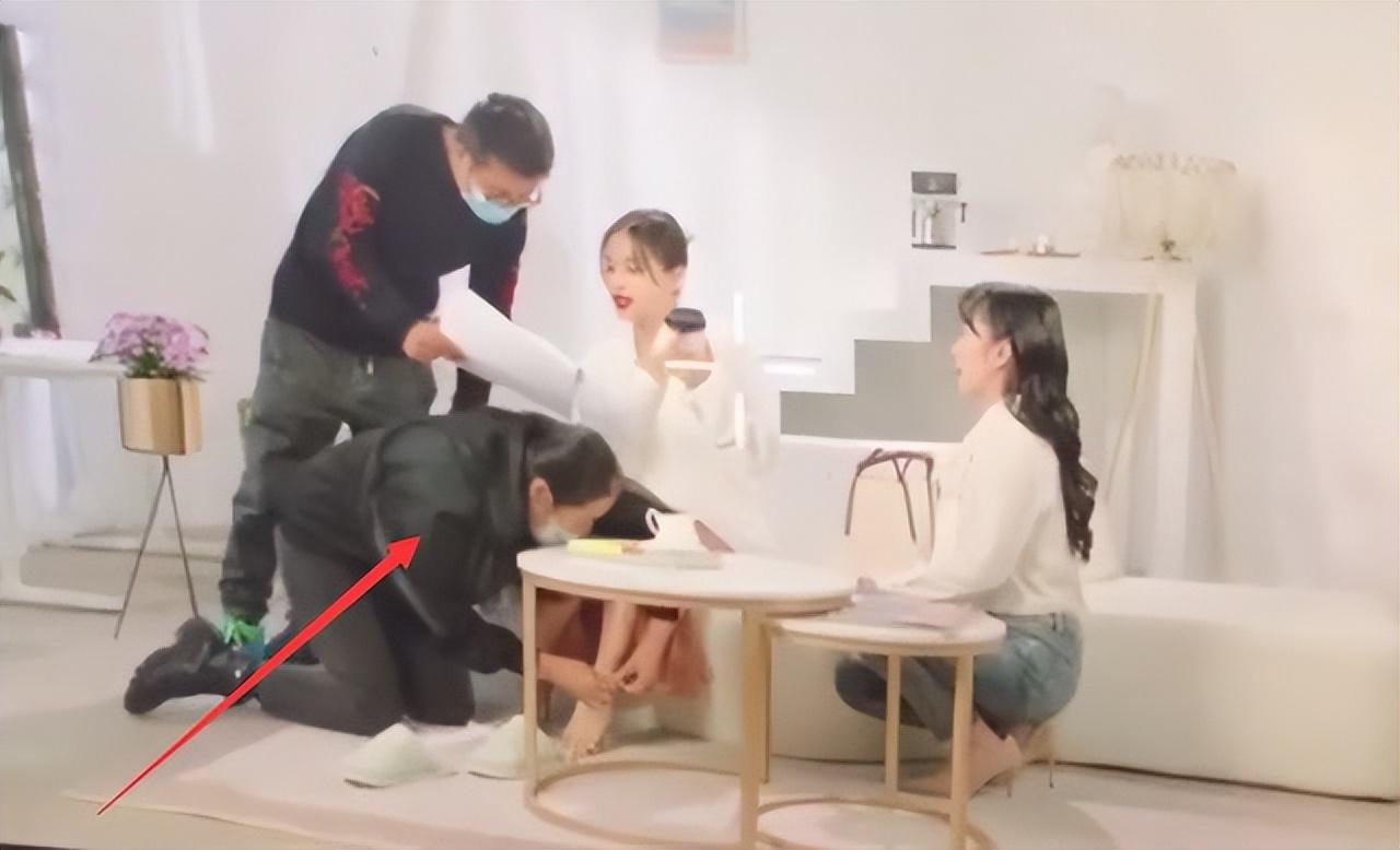 奚美娟|67岁奚美娟金鸡奖结束后抵达虹桥机场，独自推行李车是真正的艺术家