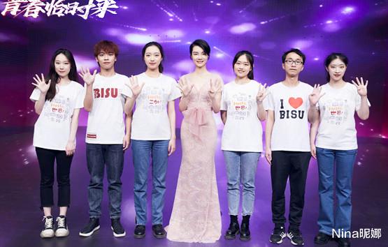 车晓|车晓喝咖啡上班！穿毛衣喇叭裤超苗条，戴皮手套下楼梯变冷艳美人