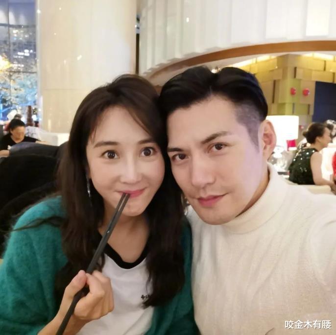 杜若溪|严屹宽妻女影楼拍古风照,杜若溪持剑似侠女,女儿胖嘟嘟超可爱