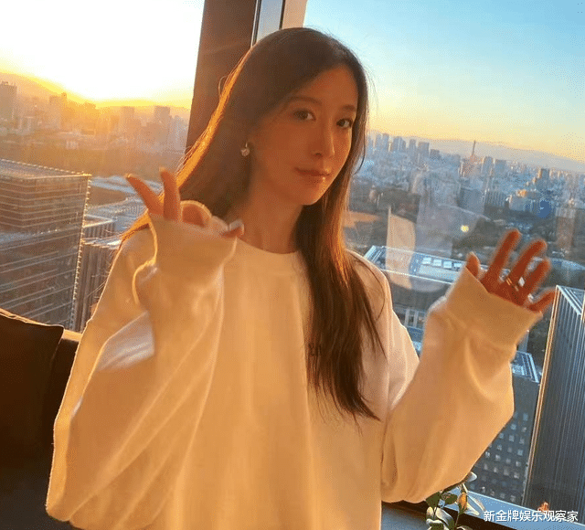 乐华娱乐|许魏洲官宣结婚后首带嫂子现身,娇妻戴白帽子很害羞,见镜头就跑