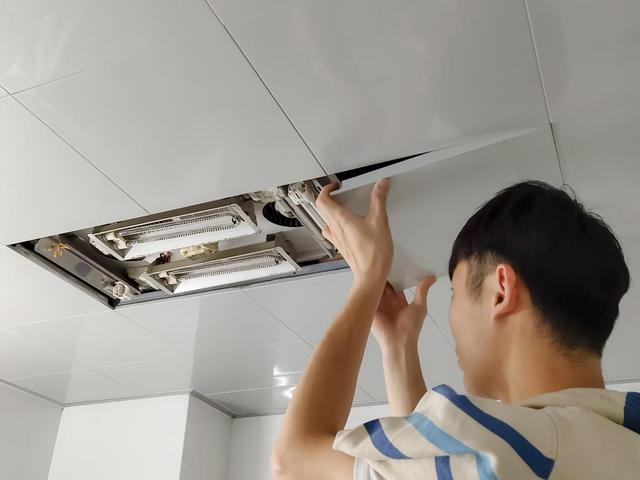 风暖浴霸装错位置,我家从来不敢开着浴霸洗澡