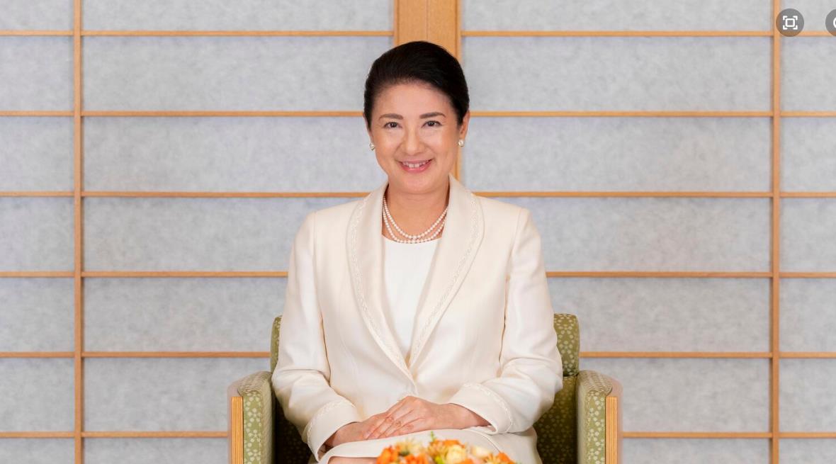 雅子皇后庆生照来啦！一身时装佩戴双股珍珠项链，59岁状态超减龄