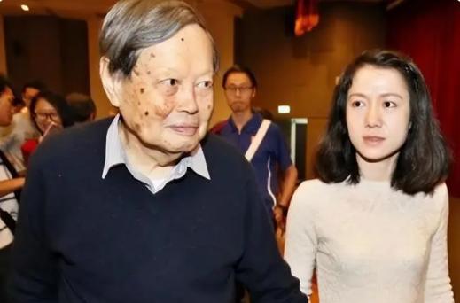 翁帆不小心说漏嘴，大方承认对杨老有所图？杨振宁的年薪有多高？