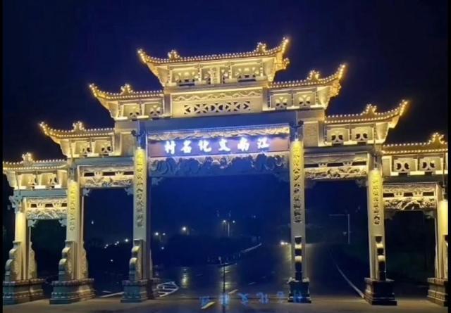 衢州一辆大货车撞毁文化名村价值百万石牌坊,村民担心风水被毁